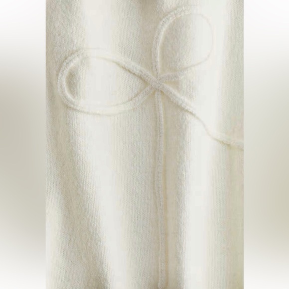 H&M NWT ivory off white bow knit sweater - Picture 2 of 2